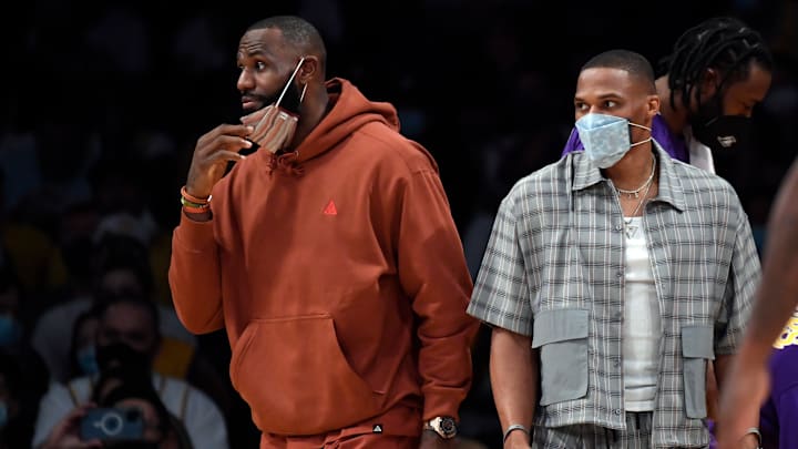 Russell Westbrook y LeBron James observarán el partido desde la banca